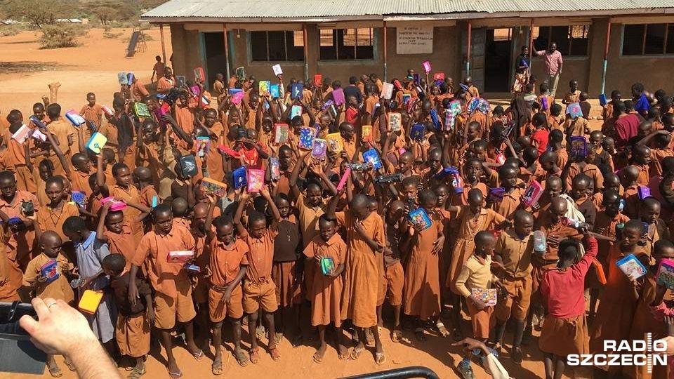 600 piórników trafiło już do dzieci ze szkoły podstawowej w Kipsing w środkowej Kenii. Fot. Tomasz Duklanowski [Radio Szczecin]
