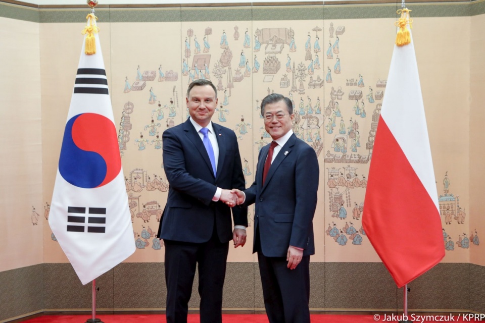 Powitanie Prezydenta RP Andrzeja Dudy przez Prezydenta Republiki Korei Moon Jae-ina. Fot. Jakub Szymczuk/KPRP, źródło: www.prezydent.pl