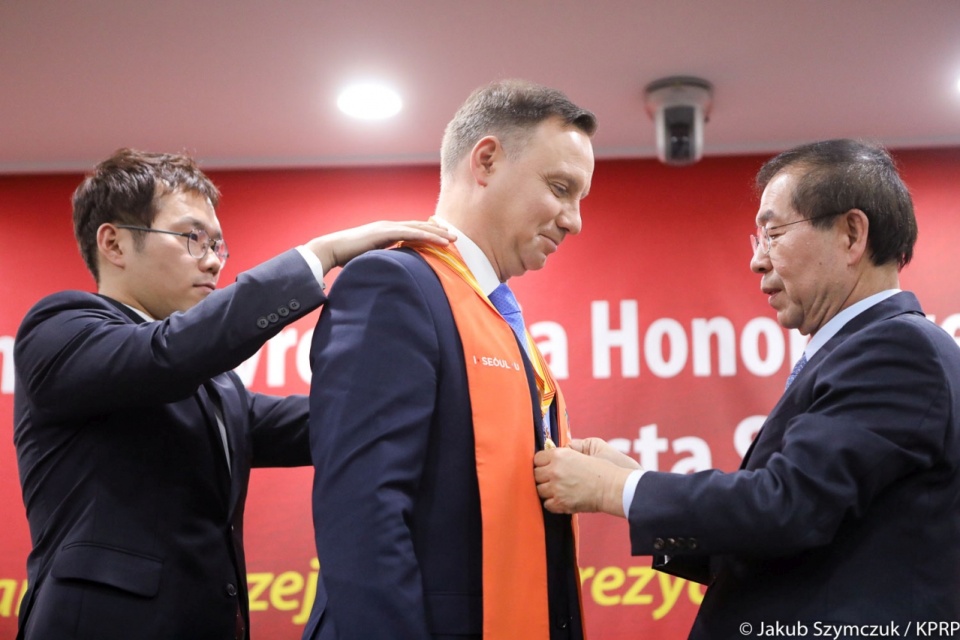 eremonia wręczenia Prezydentowi Andrzejowi Dudzie Honorowego Obywatelstwa miasta Seulu. Fot. Jakub Szymczuk/KPRP, źródło: www.prezydent.pl