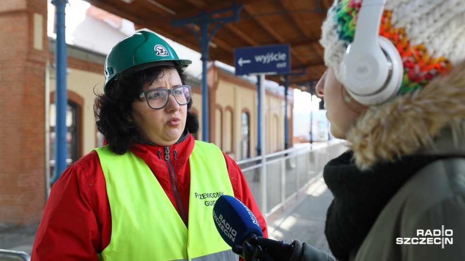 Do odsłoniętego tunelu przy pierwszym peronie, z dobrze zachowanym napisem "rauchen verboten", czyli "zakaz palenia", udało się wejść Agnieszcze Fader. Fot. Robert Stachnik [Radio Szczecin]