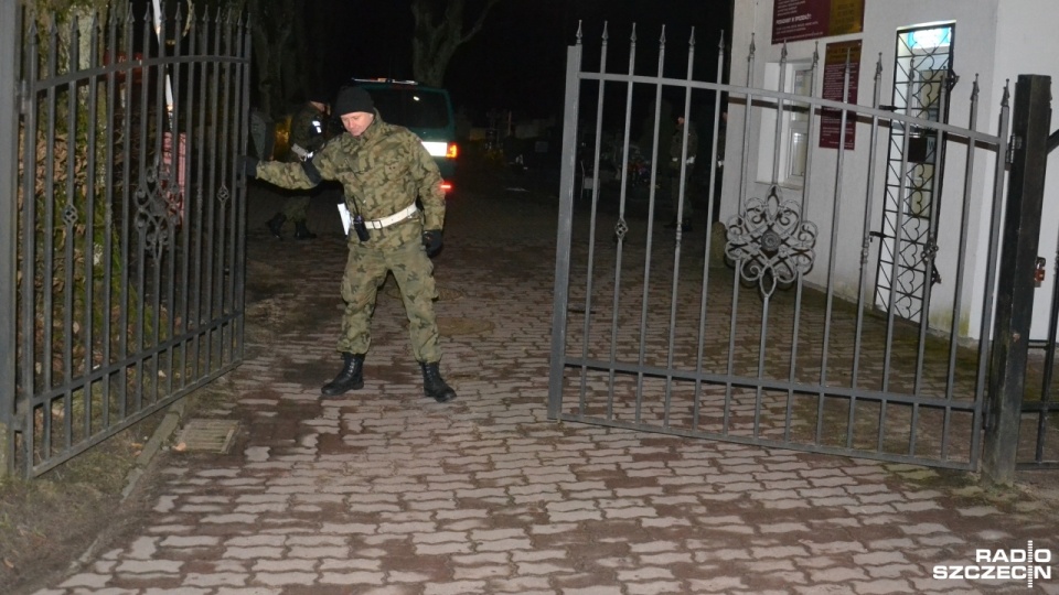 Cmentarz został zamknięty, a wszystkich bram strzeże policja i żandarmeria wojskowa. Fot. Przemysław Polanin [Radio Szczecin]