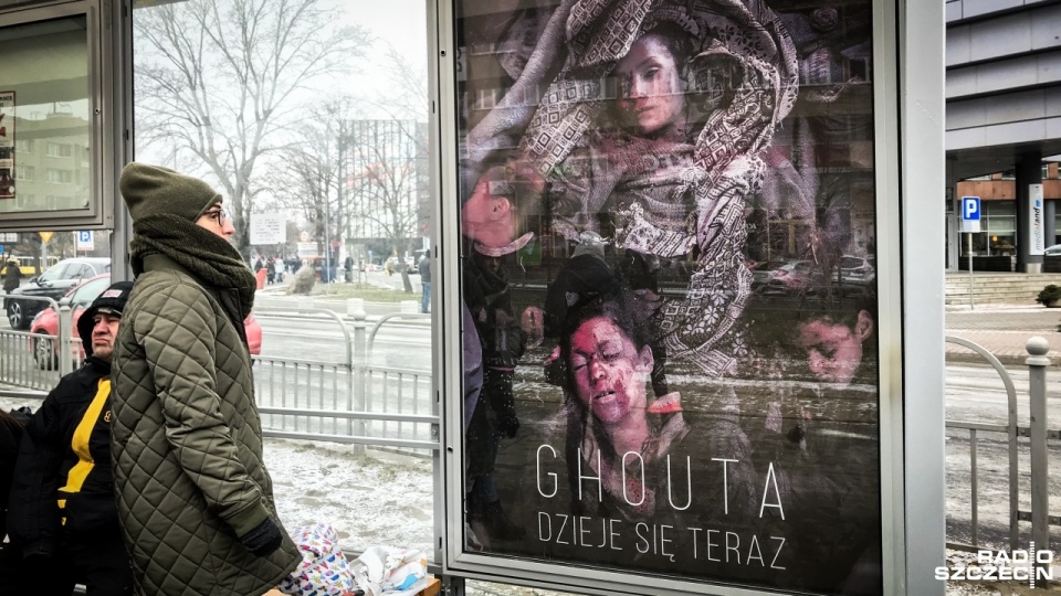 Ofiary wojny w Syrii na plakatach w Szczecinie. Fot. Łukasz Szełemej [Radio Szczecin]