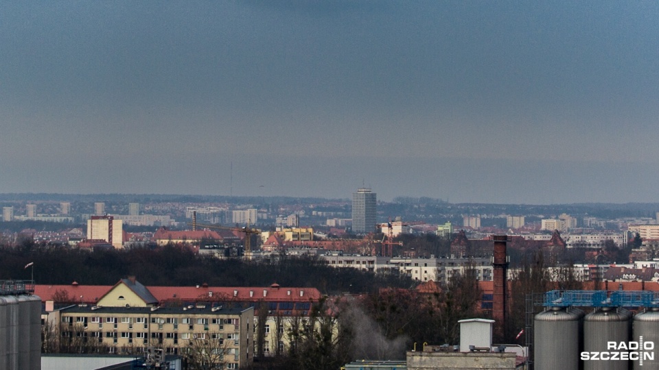 Wytyczne programu, po przekroczeniu norm smogowych to m.in. ograniczenie używania sprzętu spalinowego w ogrodzie, ograniczenie palenia w kominkach, zakaz palenia odpadów zielonych i korzystanie z roweru. Fot. Olaf Nowicki [Radio Szczecin]