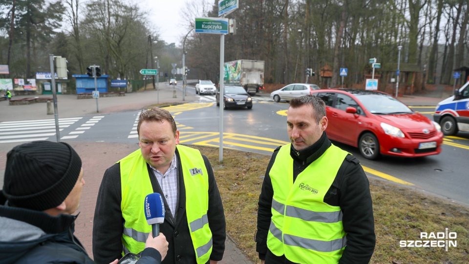 Inaczej jeździmy przez skrzyżowanie przy jeziorze Głębokim w Szczecinie - w nocy wyłączono tam sygnalizację świetlną i od rana trzeba korzystać tam z nowego ronda. Fot. Robert Stachnik [Radio Szczecin]