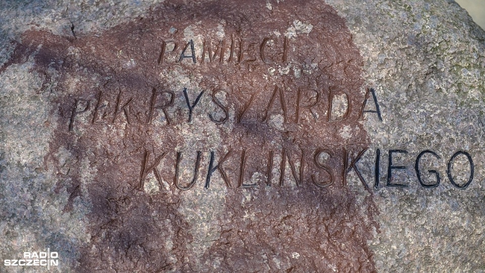 Monument generała Ryszarda Kuklińskiego znów zniszczony. Ktoś oblał go brązową farbą. Fot. Łukasz Szełemej [Radio Szczecin]