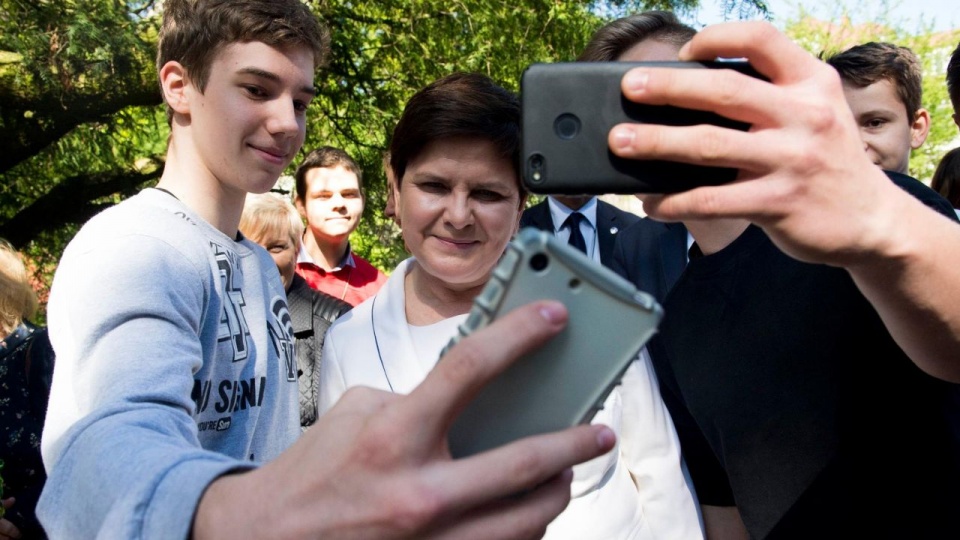 W niedzielę politycy PiS spotkają się z mieszkańcami Mrągowa, Suchej Beskidzkiej czy Starachowic. Cykl "Polska jest jedna" ma trwać do końca lipca. źródło: https://www.facebook.com/pisorgpl/