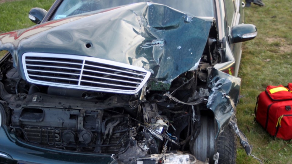 Kolejny wypadek w miejscowości Trawica niedaleko Sianowa. Po zderzeniu dwóch samochodów dwie osoby zostały ranne. Fot. Adam Wójcik [Radio Szczecin]