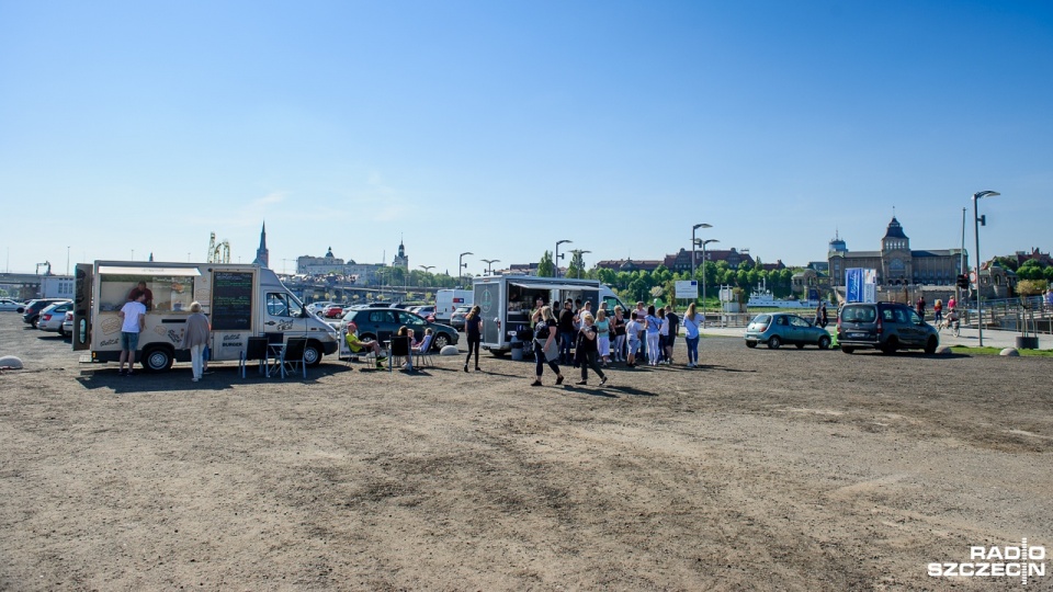 Aleja food trucków na Łasztowni. Fot. Olaf Nowicki [Radio Szczecin]