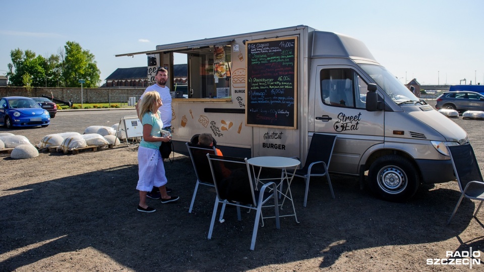 Aleja food trucków na Łasztowni. Fot. Olaf Nowicki [Radio Szczecin]