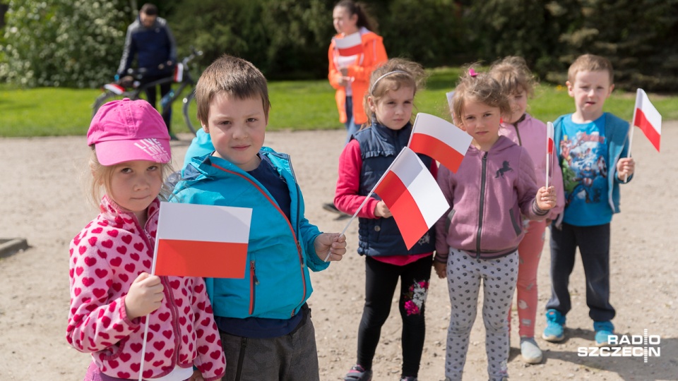 Podczas obchodów święta flagi, kwiaty koło pomnika złożyli m.in. Prezydent Szczecina Piotr Krzystek. Fot. Robert Stachnik [Radio Szczecin]