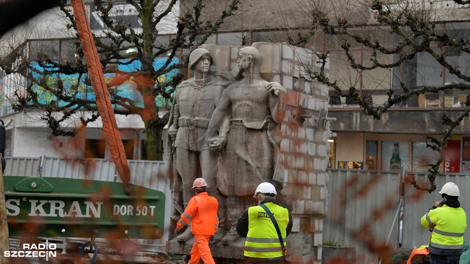 Demontaż Pomnika Wdzięczności dla Armii Czerwonej w Szczecinie. Fot. Łukasz Szełemej [Radio Szczecin/Archiwum]