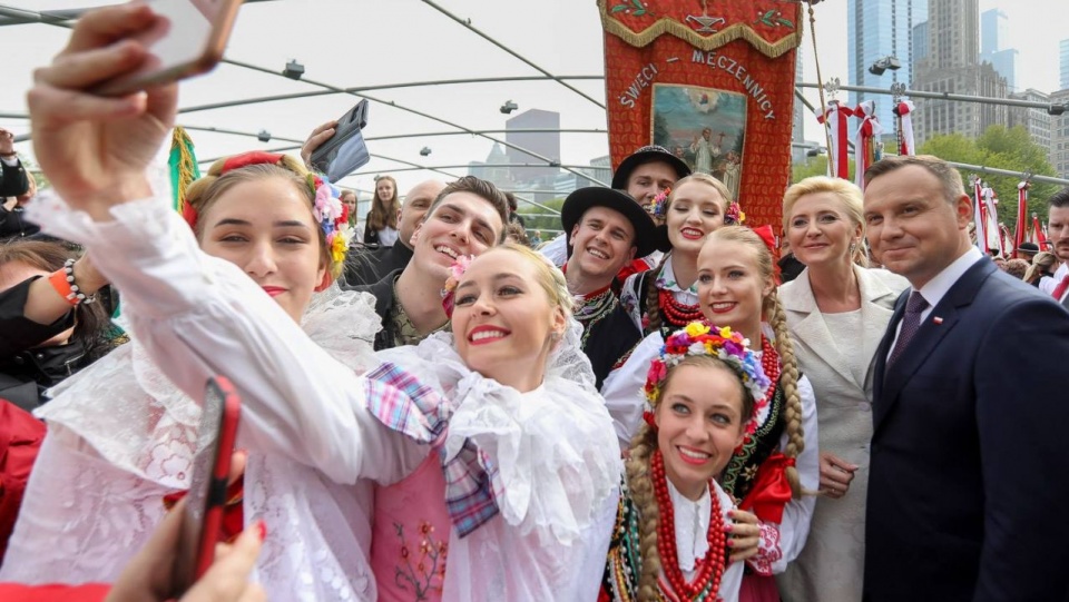 Wiele osób miało ze sobą biało-czerwone chorągiewki, a niektórzy także szaliki. Na zakończenie spotkania polska para prezydencka przez kilkadziesiąt minut przechodziła wśród tłumu. Wiele osób robiło zdjęcia z prezydentem oraz z Pierwszą Damą. Fot. Jakub S