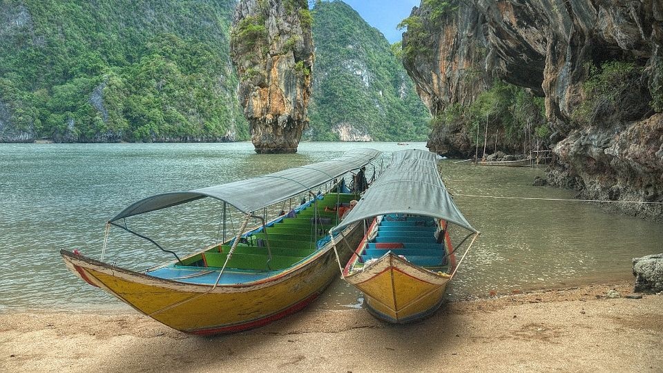 W weekend w szczeliny mogące prowadzić do niezatopionych komór zrzucano paczki z żywnością i lekami. Trwają też poszukiwania aktywnych dróg dotarcia do jaskini. pixabay.com/pl/tajlandia-phang-nga180828/domena publiczna