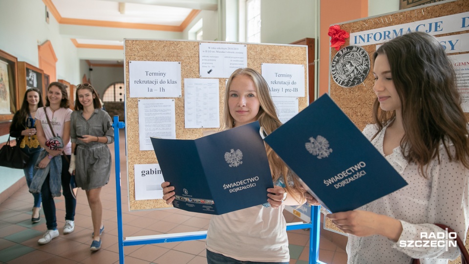 Maturzyści odebrali wyniki. Fot. Robert Stachnik [Radio Szczecin]