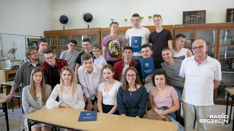 Maturzyści odebrali wyniki. Fot. Robert Stachnik [Radio Szczecin]