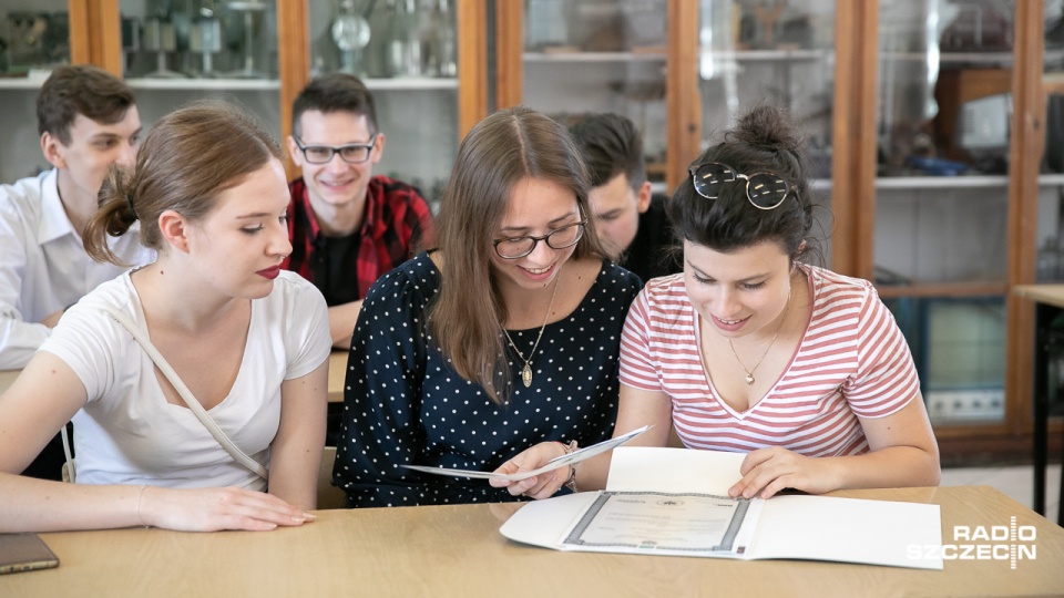 Maturzyści odebrali wyniki. Fot. Robert Stachnik [Radio Szczecin]