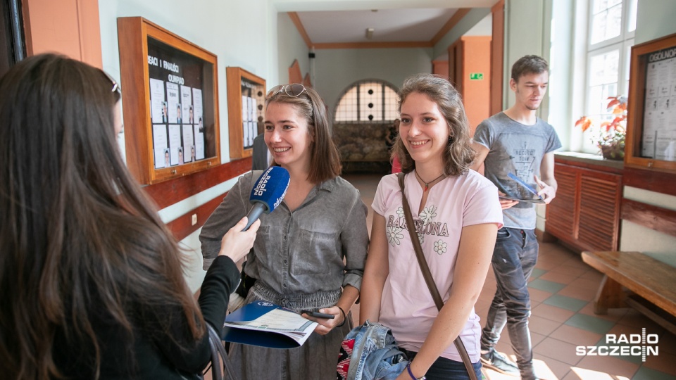 Maturzyści odebrali wyniki. Fot. Robert Stachnik [Radio Szczecin]