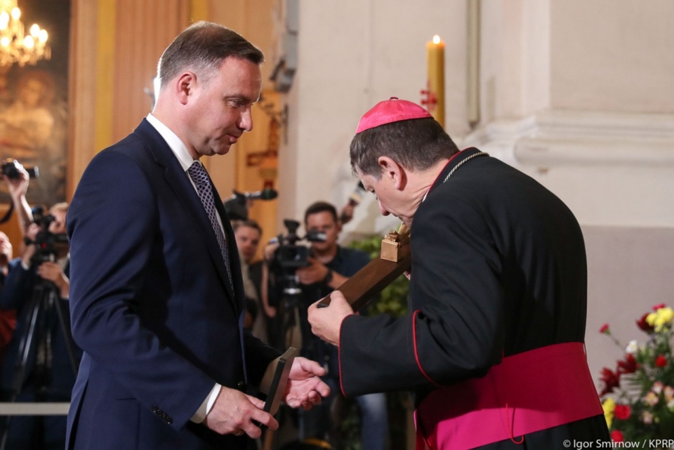 Prezydent Andrzej Duda przekazał też na ręce ordynariusza diecezji łuckiej biskupa Witalija Skomarowskiego krzyż poświęcony pamięci pomordowanych Polaków. Fot. Igor Smirnow/KPRP, źródło: www.prezydent.pl