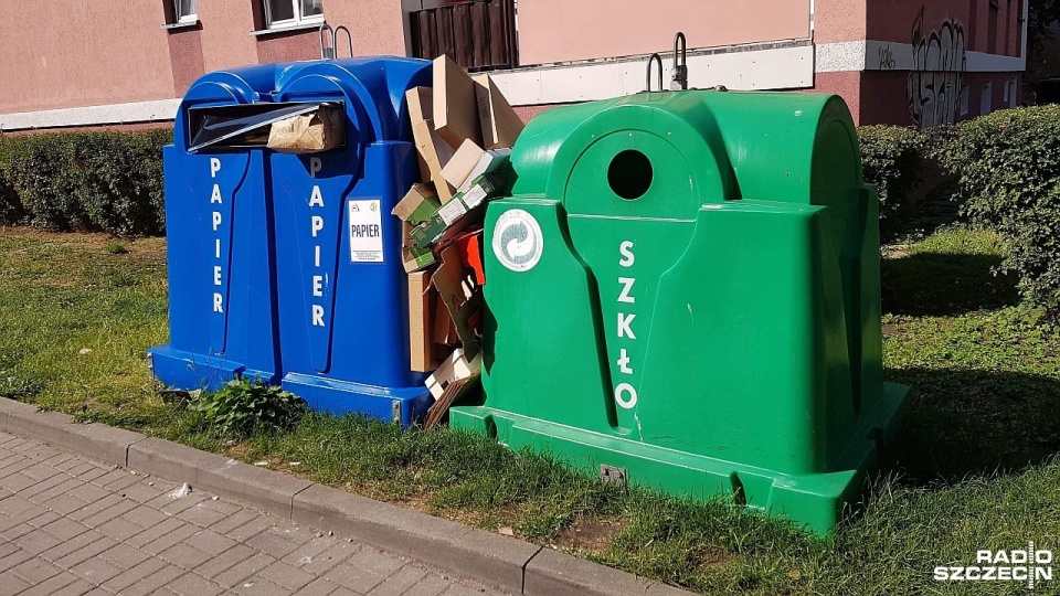 Zdaniem mieszkańców jednak, za mało jest pojemników tzw. "dzwonów", do których należy wrzucać śmieci. Fot. Przemysław Polanin [Radio Szczecin]