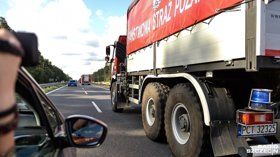 Strażacy udają się do swoich domów na zasłużony odpoczynek. Ich misja w Szwecji trwała dwa tygodnie. Walczyli z ogniem w trzech strefach w środkowej części kraju. Fot. Łukasz Szełemej [Radio Szczecin]