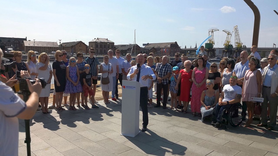 Podczas spotkania z mieszkańcami na Wyspie Grodzkiej prezydent Piotr Krzystek podsumował, co udało się w mieście zrobić podczas poprzednich kadencji. Fot. krzystek.pl