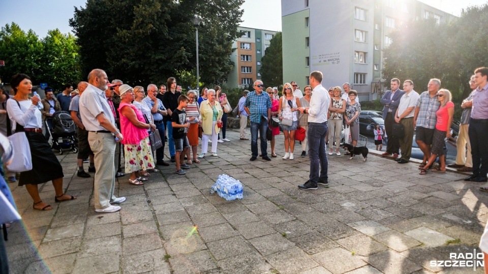 Około 50 mieszkańców osiedla Niebuszewo-Bolinko w Szczecinie przyszło na spotkanie ze Sławomirem Nitrasem. Fot. Kamila Kozioł [Radio Szczecin]