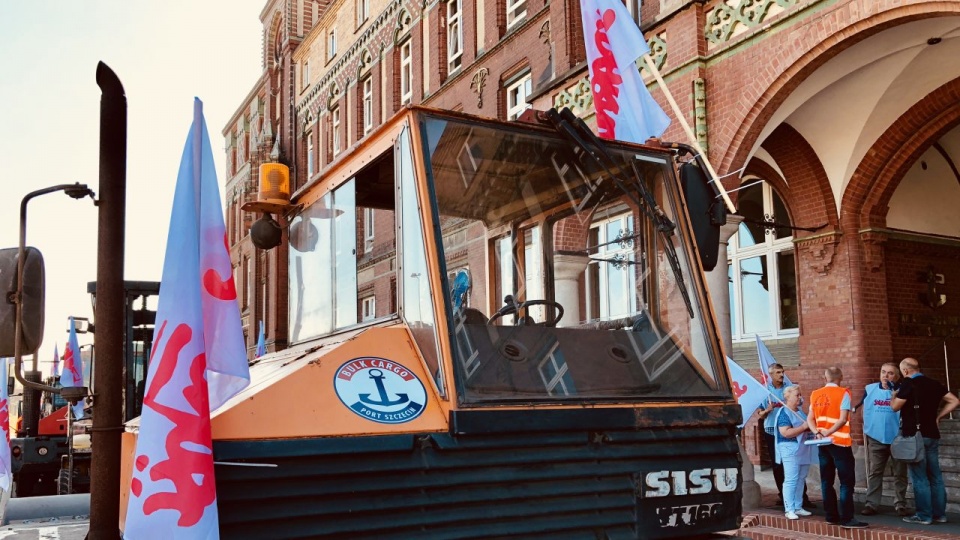 Petycja, przejazd i skarga do wojewody. Dzisiaj protest w obronie miejsc pracy. Fot. Robert Stachnik [Radio Szczecin]