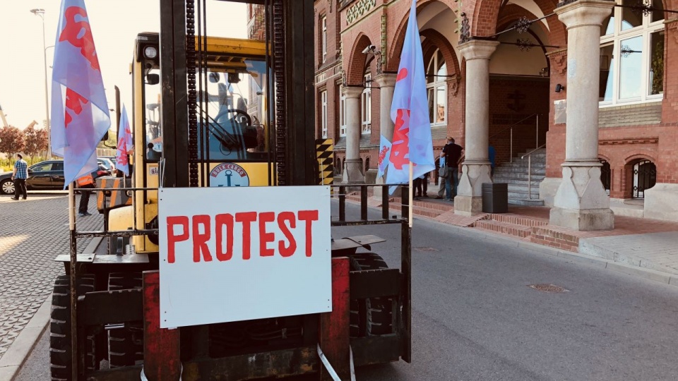 Około 50 pracowników portowej spółki Bulk Cargo i związkowców z Solidarności protestowało w czwartek przed Zarządem Portu Szczecin-Świnoujście i Zachodniopomorskim Urzędem Wojewódzkim w Szczecinie. Fot. Robert Stachnik [Radio Szczecin]