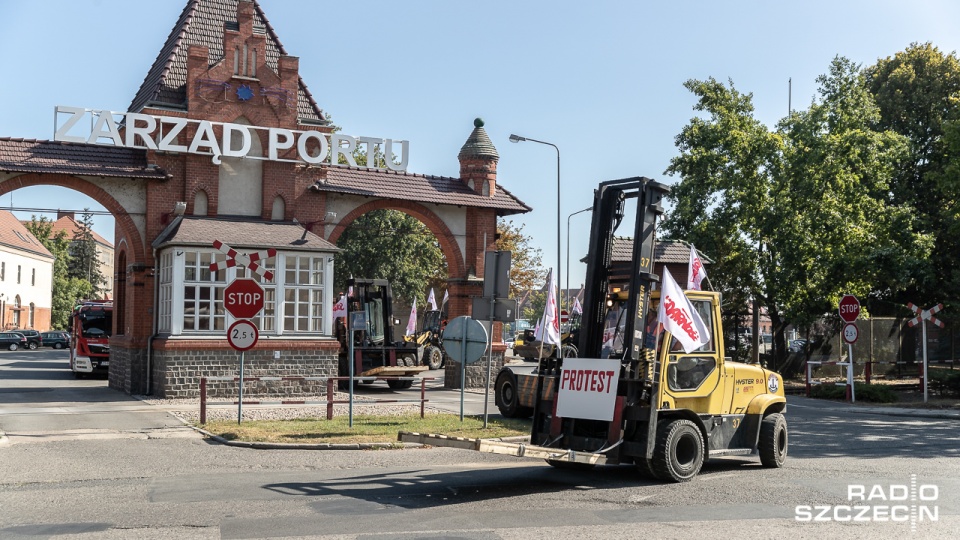 Około 50 pracowników portowej spółki Bulk Cargo i związkowców z Solidarności protestowało w czwartek przed Zarządem Portu Szczecin-Świnoujście i Zachodniopomorskim Urzędem Wojewódzkim w Szczecinie. Fot. Robert Stachnik [Radio Szczecin]