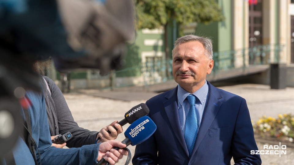 Szef klubu PiS w radzie Maciej Kopeć przypomniał, że uczniowie podstawówek od września pojadą za darmo komunikacją, dzięki inicjatywie Prawa i Sprawiedliwości. Pomysłu PO Kopeć nie odrzuca, ale ma wątpliwości i propozycję. Fot. Robert Stachnik [Radio Szcz