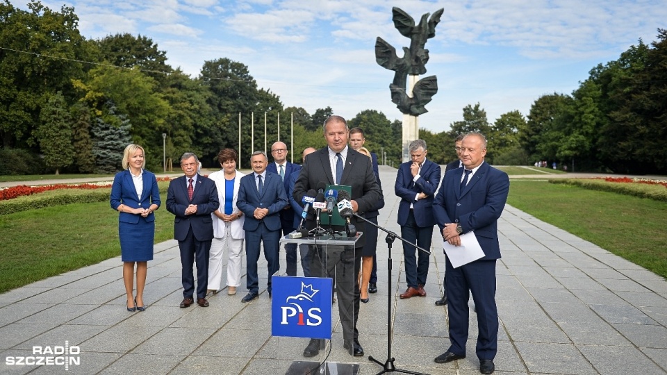 Kandydatów do sejmiku PiS zaprezentowało na konferencji prasowej, która odbyła się przed Pomnikiem Czynu Polaków w Parku Kasprowicza. Fot. Łukasz Szełemej [Radio Szczecin]