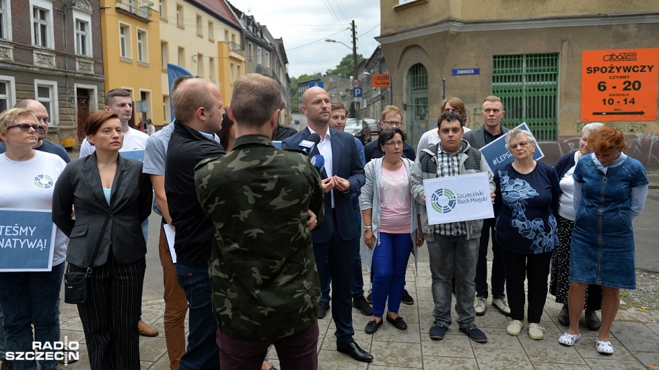 Piotr Czypicki wraz ze swoimi kandydatami do rady miasta spotkał się z dziennikarzami na Stołczynie. Fot. Łukasz Szełemej [Radio Szczecin]