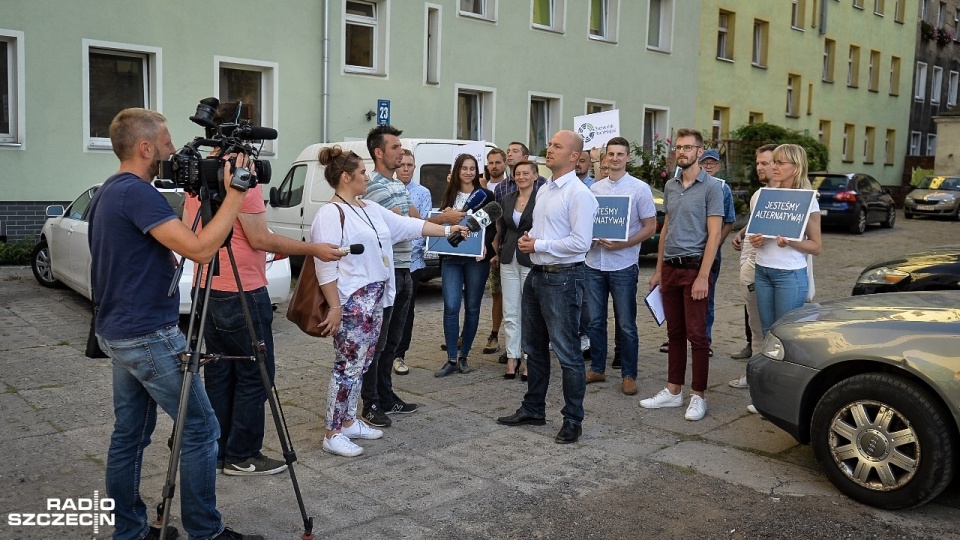 Piotr Czypicki, który ubiega się o fotel prezydenta miasta, zapewnił, że do problemów miejskich kandydaci na radnych podchodzą kompleksowo. Fot. Łukasz Szełemej [Radio Szczecin]