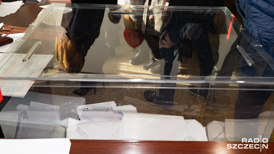 Do szczecińskiej Rady Miasta weszły tylko trzy ugrupowania: Koalicja Obywatelska, Prawo i Sprawiedliwość i Bezpartyjni Piotra Krzystka. Fot. Robert Stachnik [Radio Szczecin]