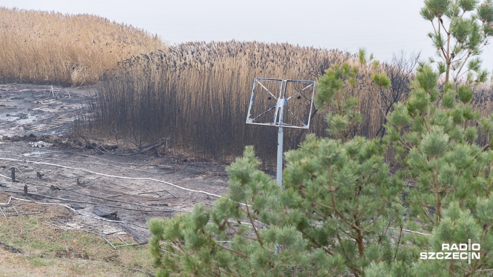 W nocy z piątku na sobotę dwaj mężczyźni oblali benzyną i spalili molo w Trzebieży. Straty szacowane są na kilka milionów złotych. Fot. Robert Stachnik [Radio Szczecin]