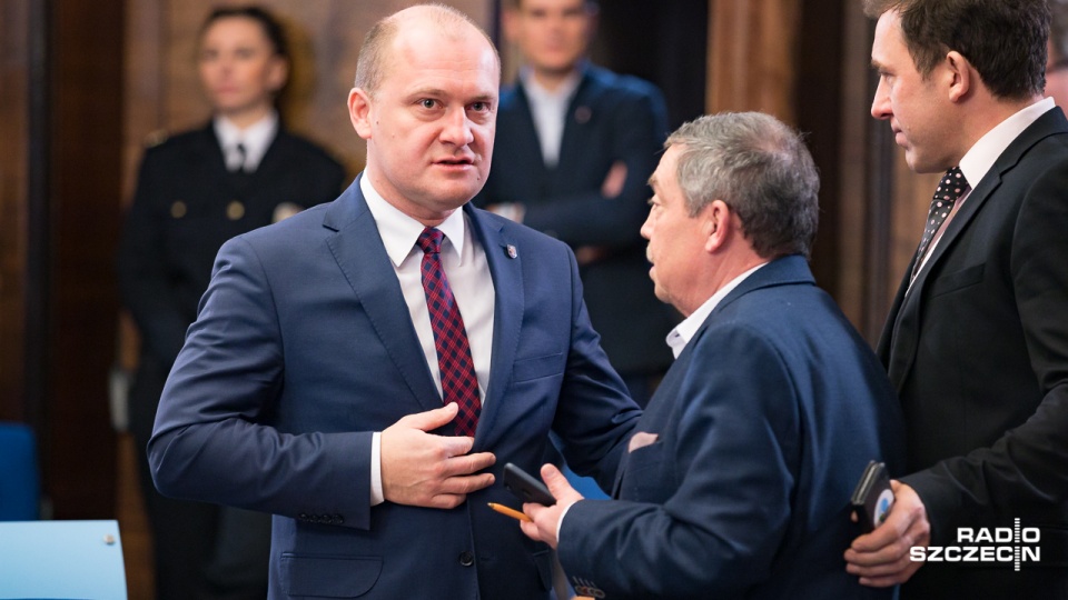 Prezydent Szczecina gasi polityczny pożar, jaki sam wywołał - prosi radnych Koalicji Obywatelskiej oraz swojego klubu Bezpartyjnych o poparcie Bartłomieja Sochańskiego z Prawa i Sprawiedliwości jako wiceprzewodniczącego szczecińskiej Rady Miasta. Fot. Rob