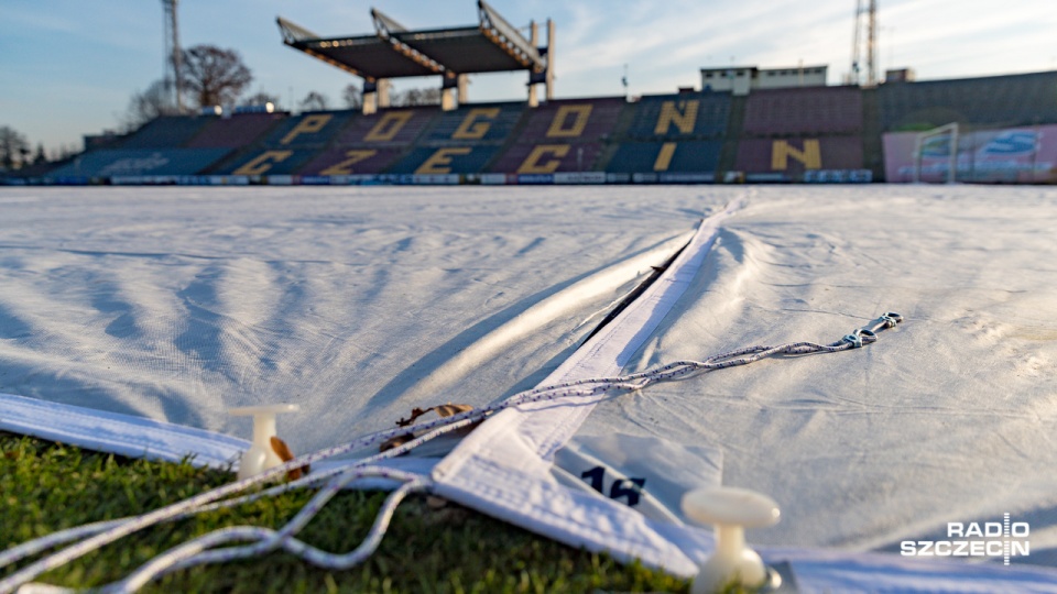 Olbrzymia mata na stadionie Pogoni Szczecin. Fot. Robert Stachnik [Radio Szczecin]