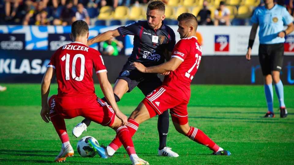 Mecz piłkarzy Piasta z Pogonią Szczecin rozpocznie się o godzinie 18 na stadionie w Gliwicach. źródło: https://pogonszczecin.pl/