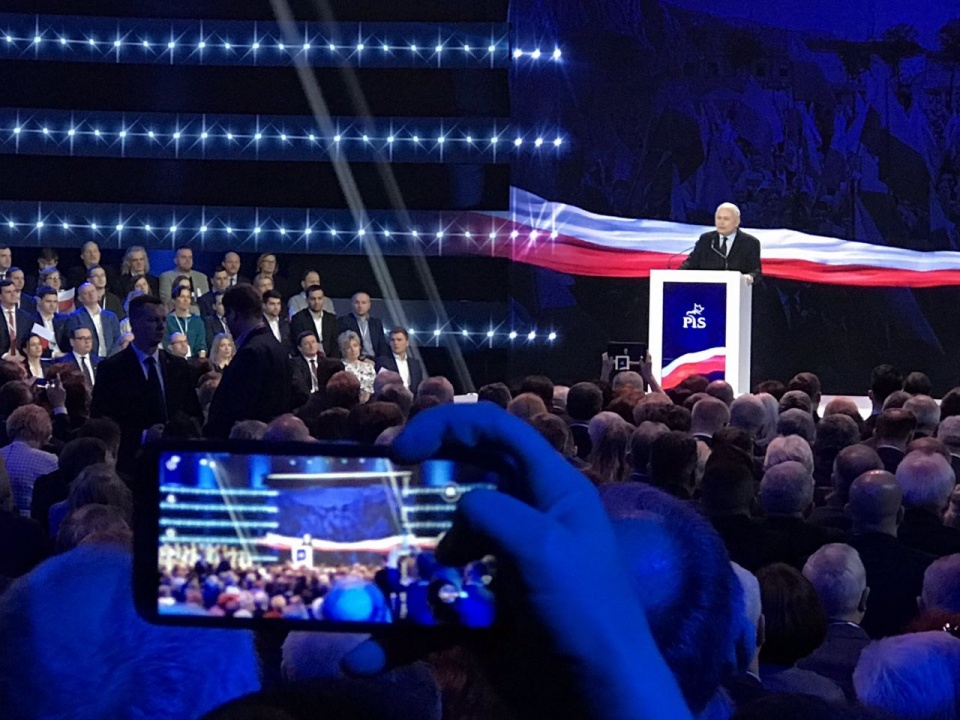 Prezes PiS Jarosław Kaczyński, który przemówił jako pierwszy, powiedział, że rządząca partia dla niektórych już jest, ale "musi do końca stać się partią marzeń Polaków". Fot. twitter.com/pisorgpl