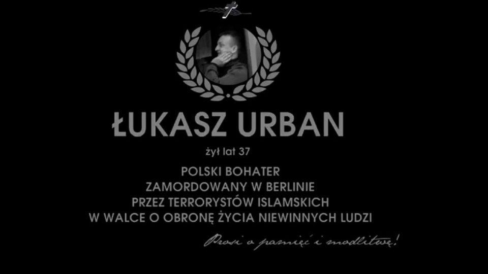 Między 20.14 a 20.15 samochody ciężarowe oraz osobowe włączą klaksony, żeby uczcić pamięć kierowcy zamordowanego dwa lata temu. Łukasza Urbana zastrzelił w Berlinie tunezyjski terrorysta. źródło: https://www.facebook.com/OficialnyStojaStargard/