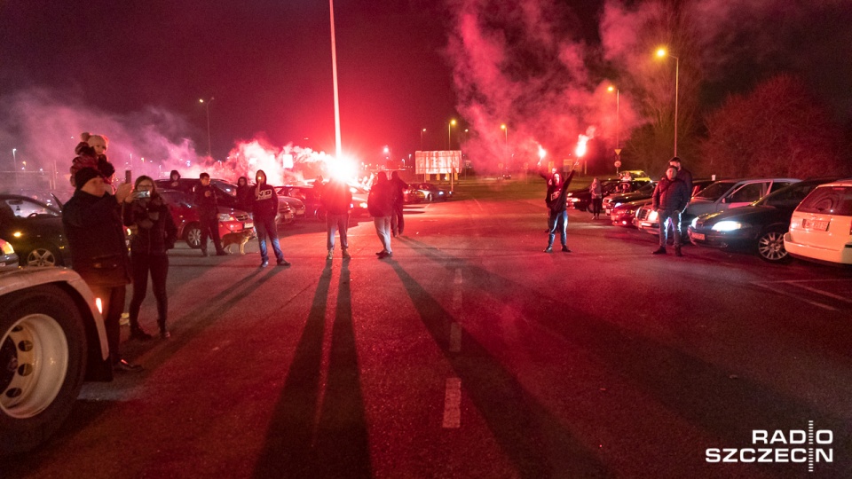 W Stargardzie trąbili "Dla Łukasza Urbana oraz innych, którzy nie wrócili z wyjazdu". Fot. Robert Stachnik [Radio Szczecin]