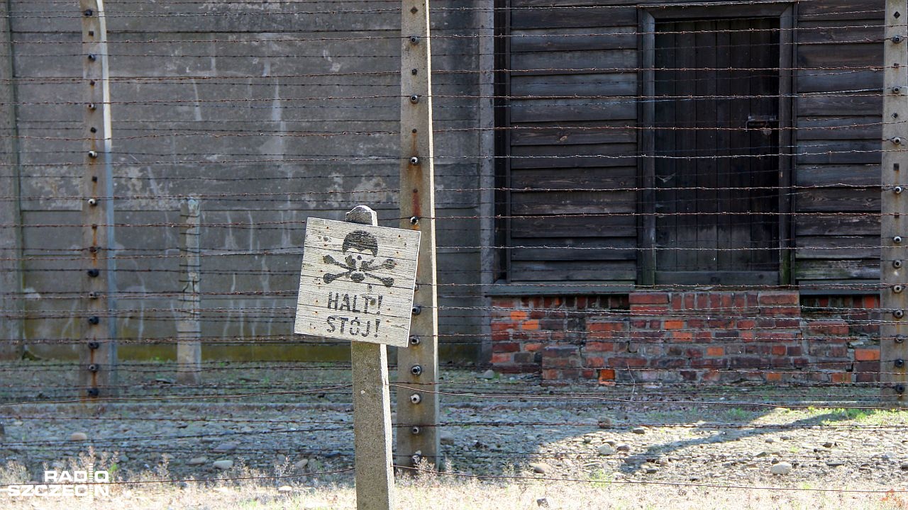 Na dziewięciu barakach byłego niemieckiego obozu Auschwitz-Birkenau odkryto antysemickie napisy.