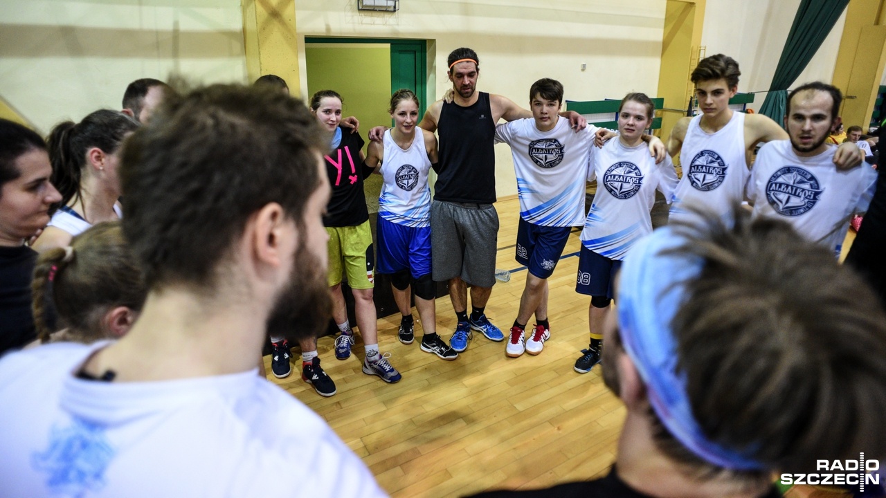 Rzucają talerzami w drużynie, zdobywają punkty i dobrze się bawią - teraz rekrutują w swoje szeregi. Szczecińska drużyna w Ultimate Frisbee Albatros szuka nowych członków zespołu.