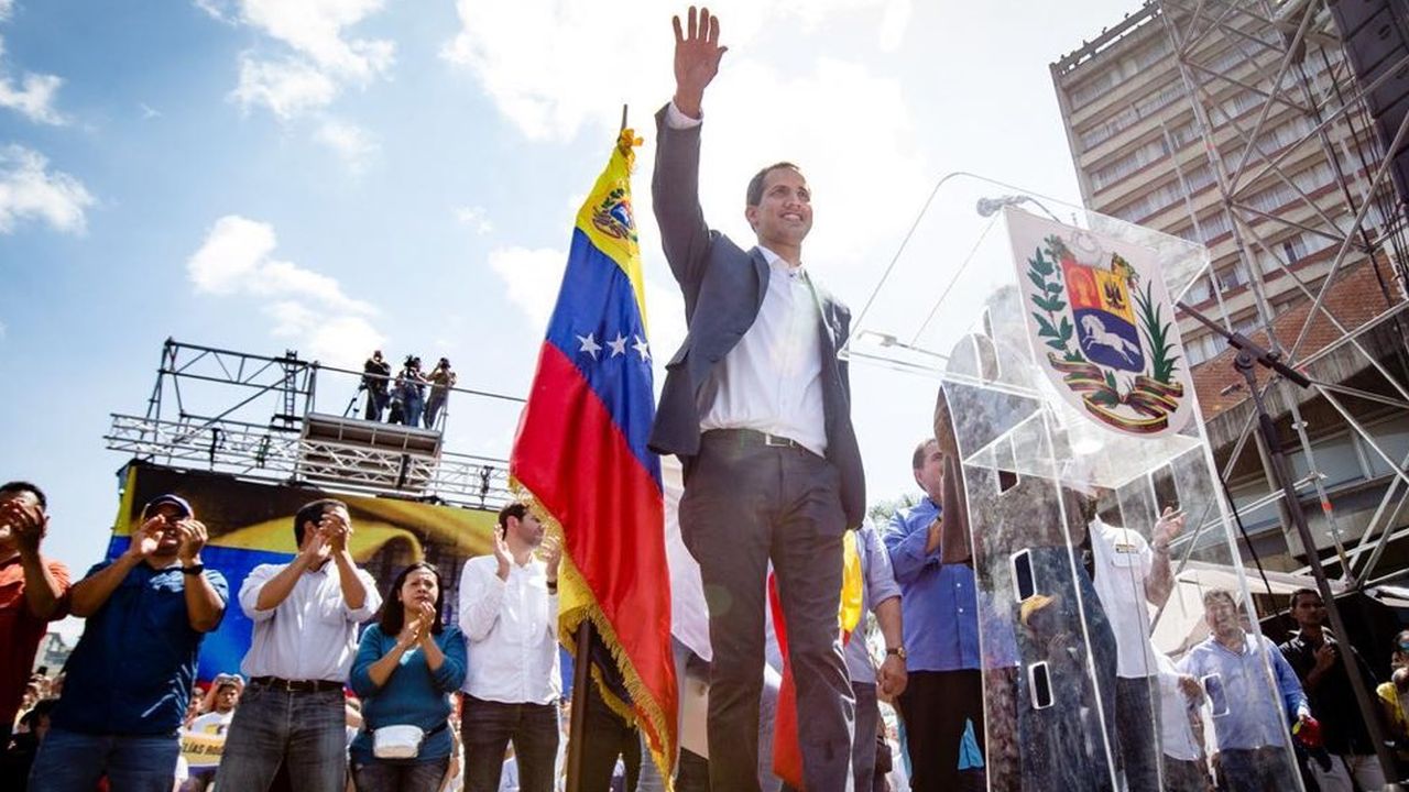 Przywódca wenezuelskiej opozycji, uznawany przez część świata za prezydenta kraju Juan Guaido wrócił do Wenezueli. Wieczorem polskiego czasu polityk wylądował na lotnisku w Caracas. Mimo obaw, że może zostać zatrzymany, Guaido bezpiecznie wjechał do Caracas, a towarzyszyły mu tysiące zwolenników.