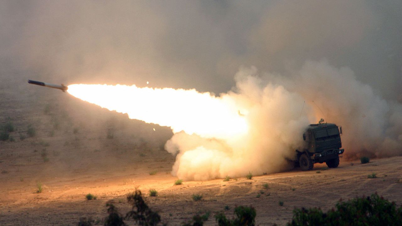 M142 High Mobility Artillery Rocket System (HIMARS) to amerykańska lekka wieloprowadnicowa wyrzutnia rakietowa. Fot. www.wikipedia.org / LCPL Seth Maggard, USMC (CC0 domena publiczna)