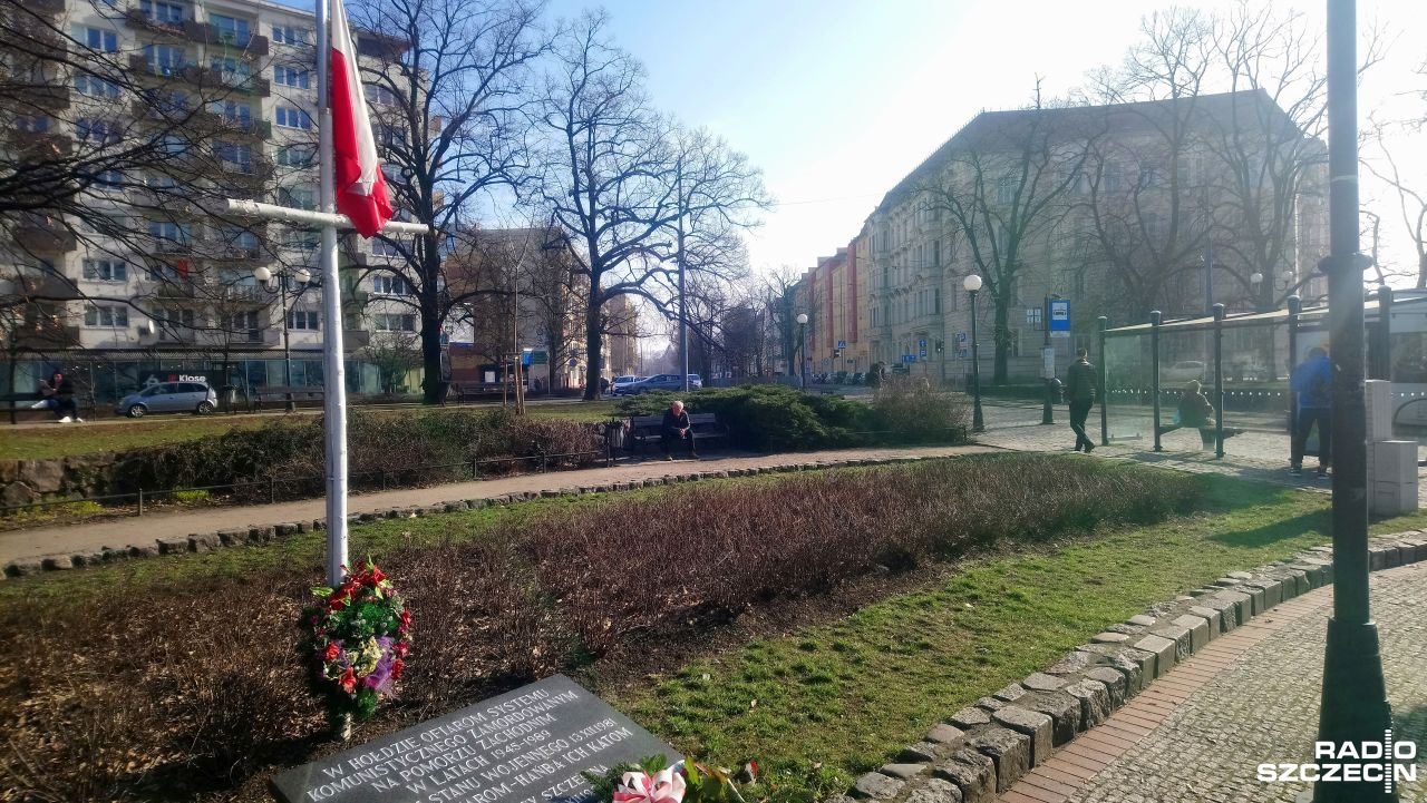 Mecenas Bartłomiej Sochański złożył apelacje w sprawie - jak twierdzi - niesprawiedliwego i nielogicznego wyroku Sądu Rejonowego w Szczecinie. Chodzi o uniewinnienie Tomasza L., który połamał krzyż upamiętniający pomordowanych stoczniowców w grudniu 1970 roku.
