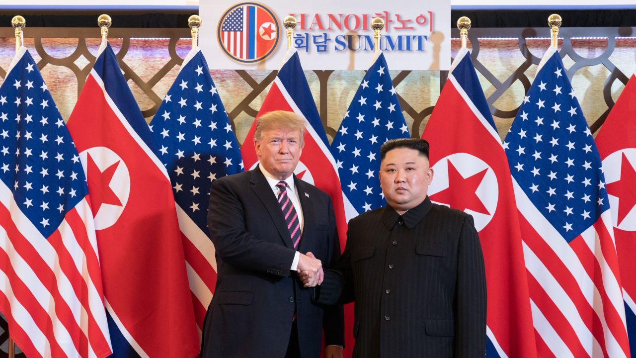Donald Trump jako pierwszy urzędujący prezydent Stanów Zjednoczonych wszedł na terytorium Korei Północnej. Chwilę po powitaniu w strefie zdemilitaryzowanej Kim Dzong Un przeprowadził Donalda Trumpa na północną stronę granicy.