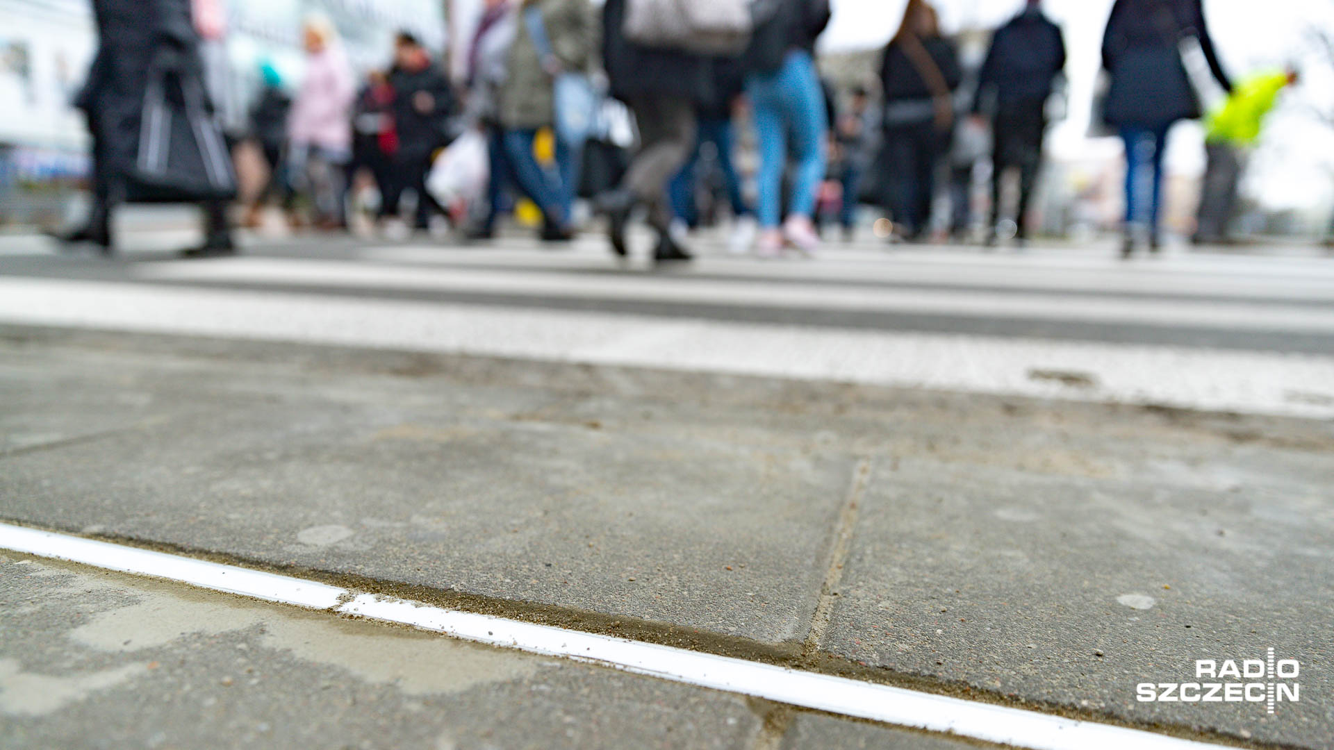 Przejście dla smartfonowych zombie może zwolnić przechodniów z czujności - ostrzega ekspert bezpieczeństwa ruchu i nie pochwala nowego szczecińskiego rozwiązania.