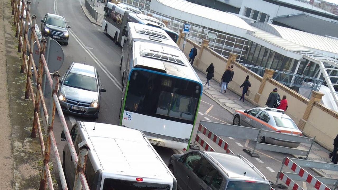 Jeszcze w środę po południu zmieniana będzie organizacja ruchu na ulicy Owocowej w Szczecinie. W związku z rozbudową Dworca PKP Szczecin Główny zamknięto tam we wtorek część jednego pasa jezdni.