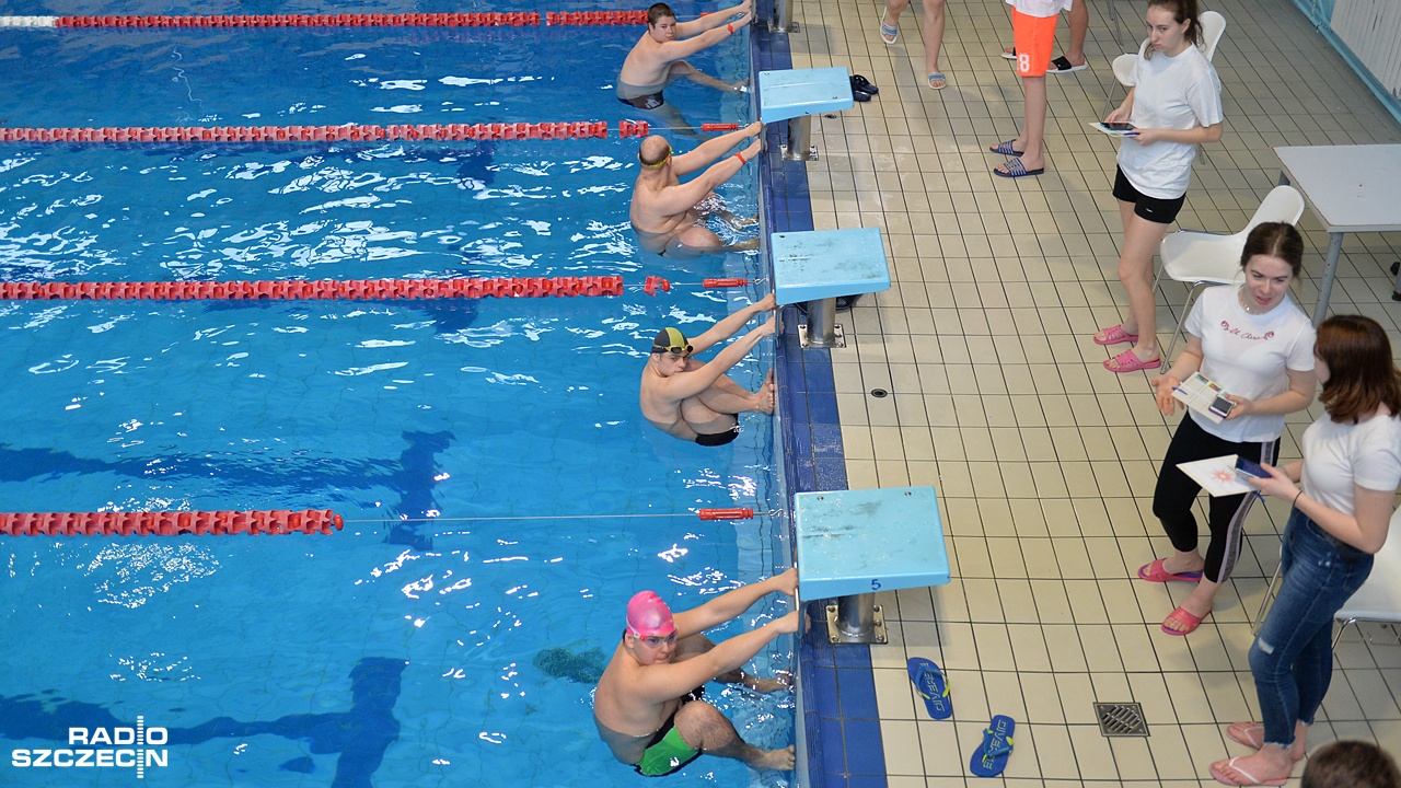 Basen w Szczecińskim Domu Sportu oblegany - miasto otwiera dodatkowe tory. Ich uwolnienie to odpowiedź na potrzeby mieszkańców, którzy skarżyli się, że popołudniami z basenu korzystać mogą tylko kluby i szkółki pływackie.